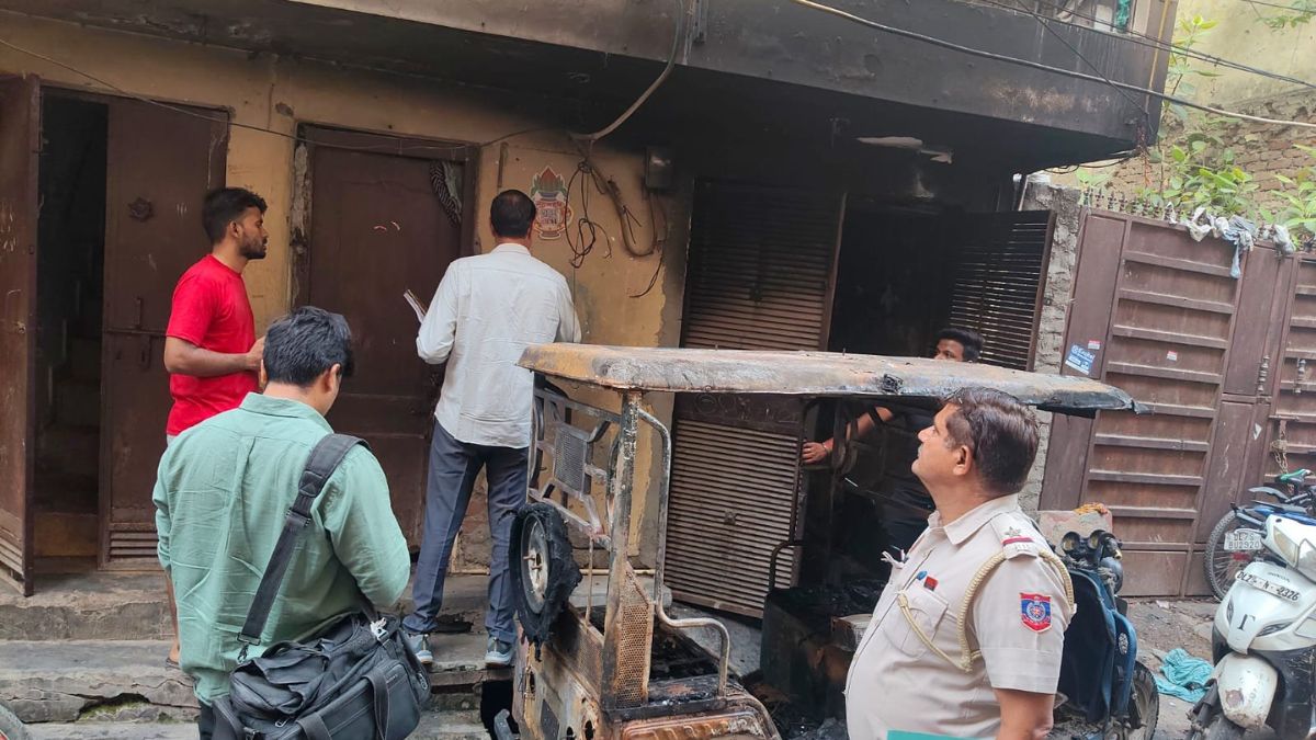 दिल्ली: चार्जिंग के दौरान ई-रिक्शा में लगी आग, दम घुटने से 6 की हालत बिगड़ी; अस्पताल में भर्ती