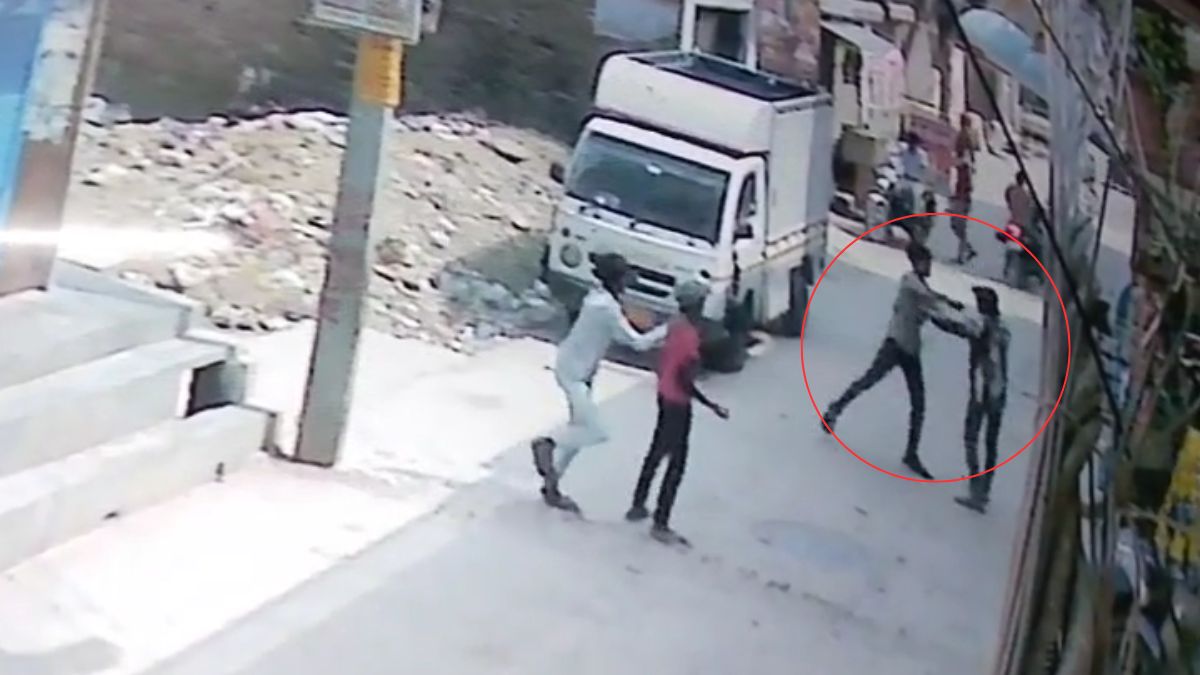 दिल्ली में सरेआम कत्ल! नाबालिग पर चाकू से 15 बार किया हमला, CCTV में कैद हुई खौफनाक वारदात