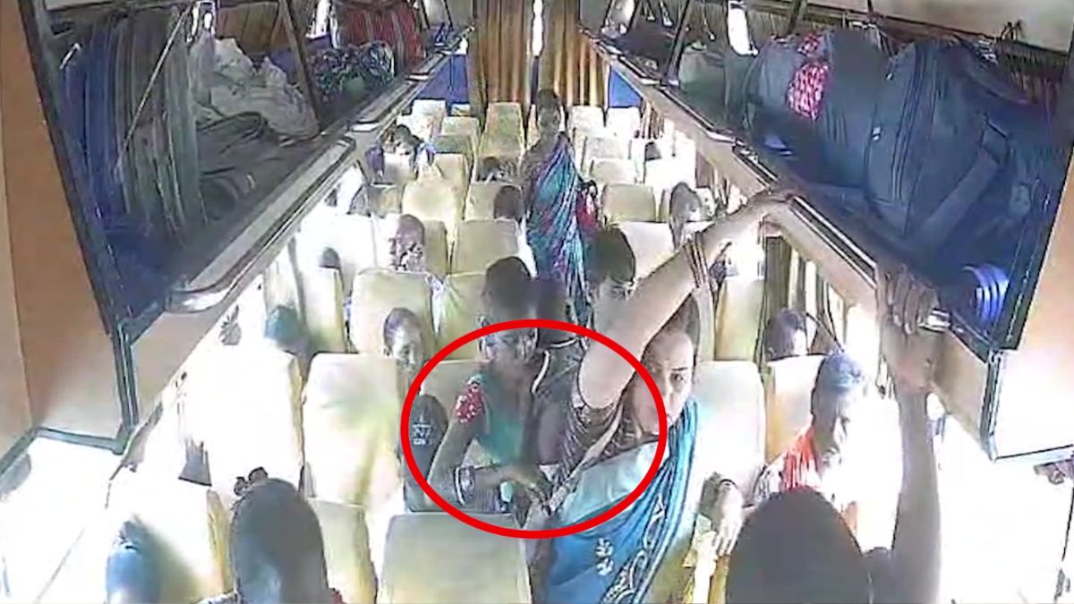 VIDEO: चलती बस में महिला के बैग से निकाल लिया मोबाइल, CCTV में कैद हुई चोरी की पूरी घटना