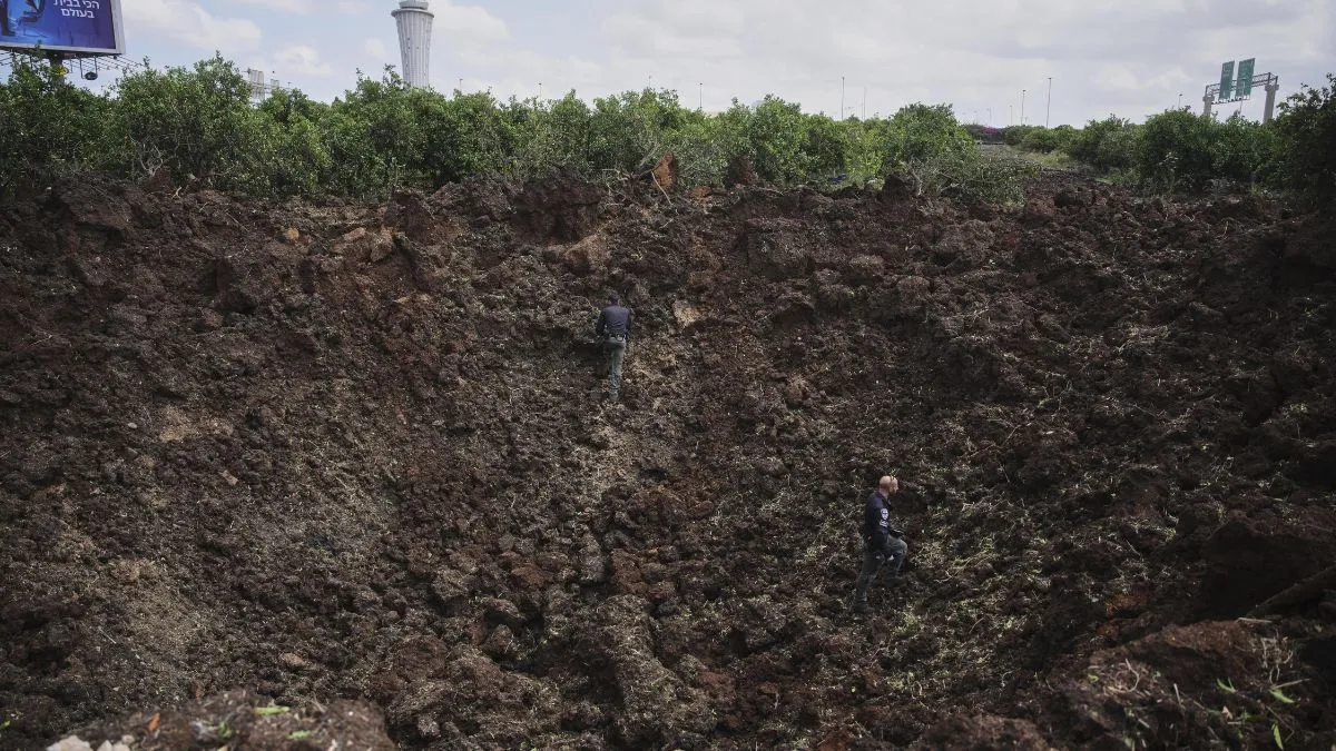 VIDEO: तेल अवीव एयरपोर्ट पर मिसाइल अटैक से हुआ 25 मीटर गहरा गड्ढा, हूती विद्रोहियों ने किया हमला Missile attack- India TV Hindi