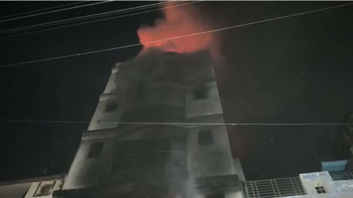 कानपुर: चमनगंज इलाके में 5 मंजिला इमारत में लगी भीषण आग, अगल-बगल की इमारतों को खाली कराया