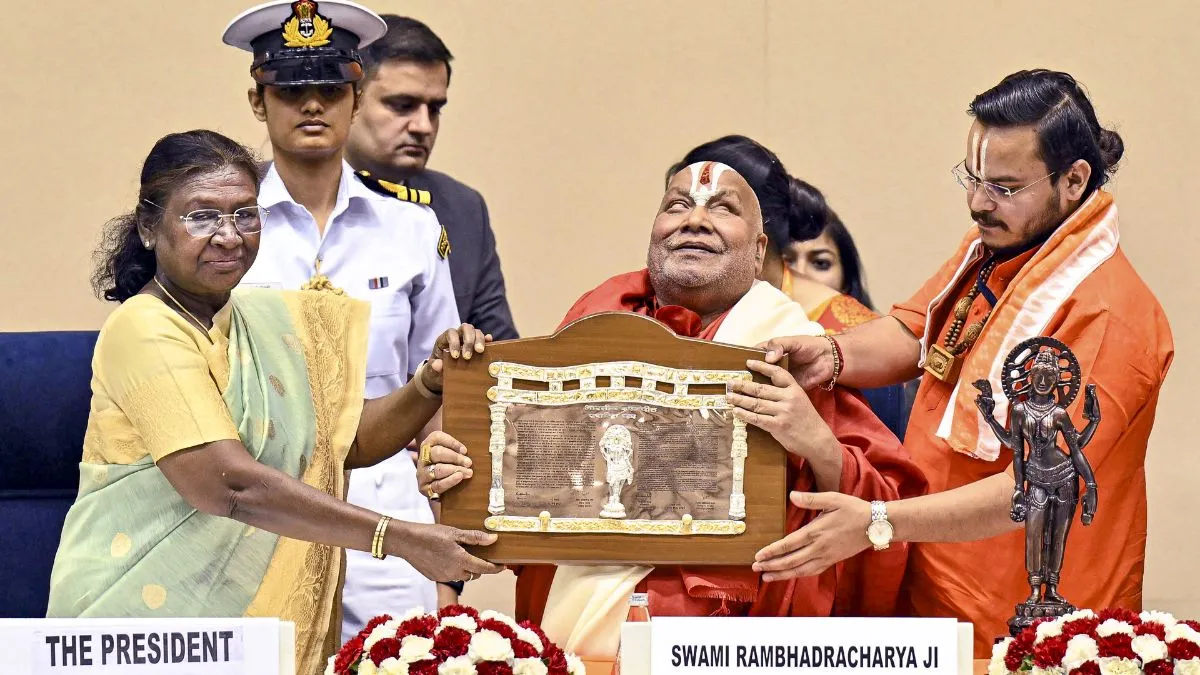 संस्कृत विद्वान रामभद्राचार्य और गीतकार गुलजार को ज्ञानपीठ पुरस्कार, राष्ट्रपति द्रौपदी मुर्मू ने किया सम्मानित Jnanpith Award - India TV Hindi