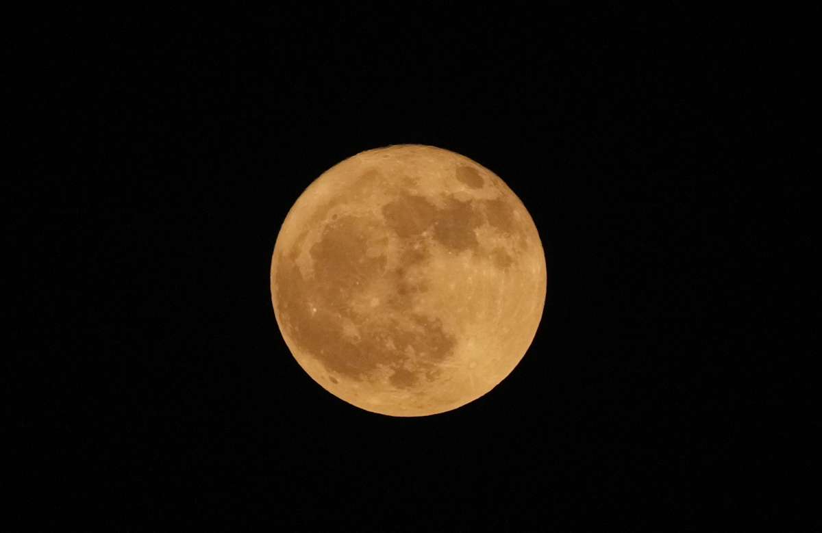 चंद्रग्रहण के दौरान लाल क्यों दिखाई देता है चंद्रमा, इसे क्यों कहते हैं ब्लड मून? चंद्रग्रहण के दौरान लाल क्यों दिखाई देता है चंद्रमा, इसे क्यों कहते हैं ब्लड मून?