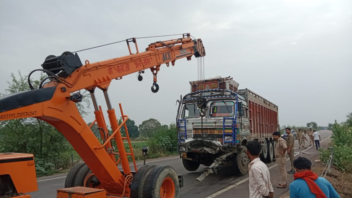 यूपी: बाराबंकी में ट्रक से टकराई कार, चार लोगों की हो गई मौत, वीडियो देख सहम जाएंगे