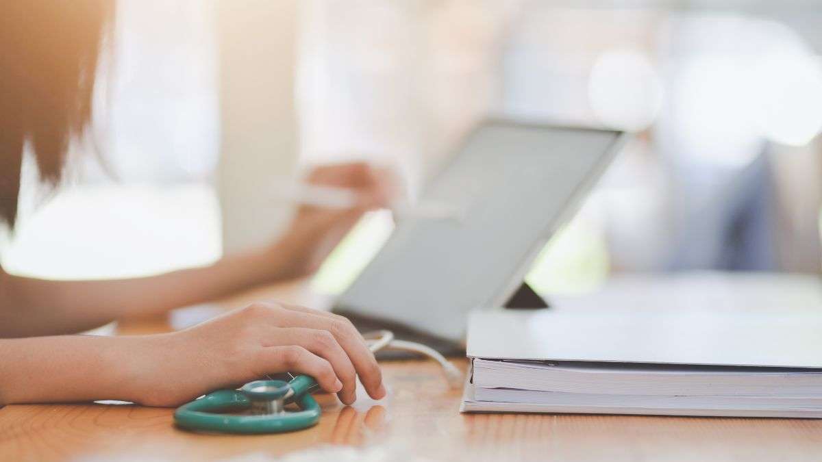 AIIMS दिल्ली में MBBS के लिए कितनी लगती है फीस, कितनी होती हैं सीटें? जानें