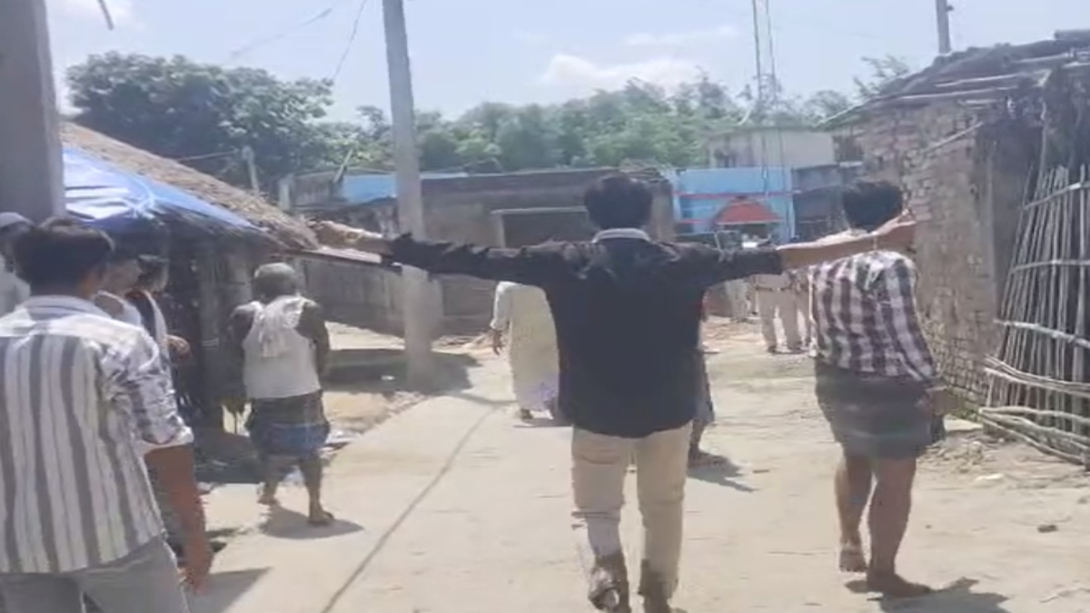 बिहार: जमीनी विवाद में दो पक्षों के बीच खूनी जंग, फायरिंग के साथ ही चले जहरीले तीर, देखें वीडियो