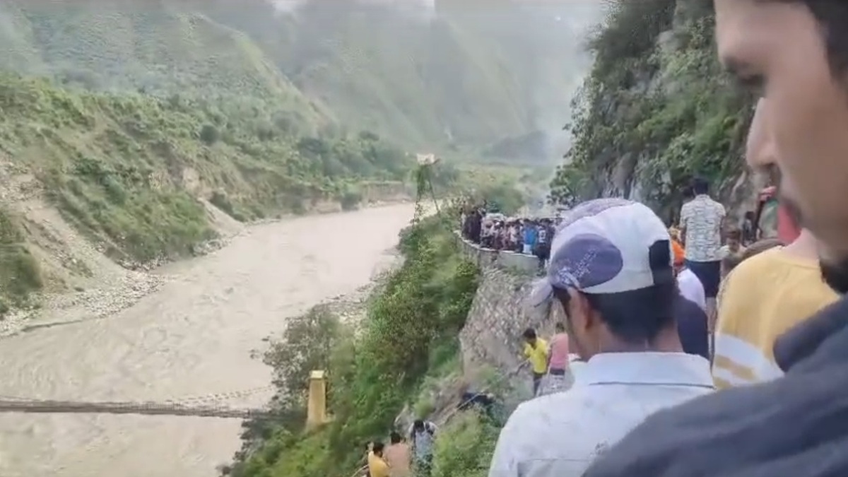 उत्तराखंड के रुद्रप्रयाग में सुबह-सुबह बड़ा हादसा, अलकनंदा नदी में समा गई यात्रियों से भरी बस