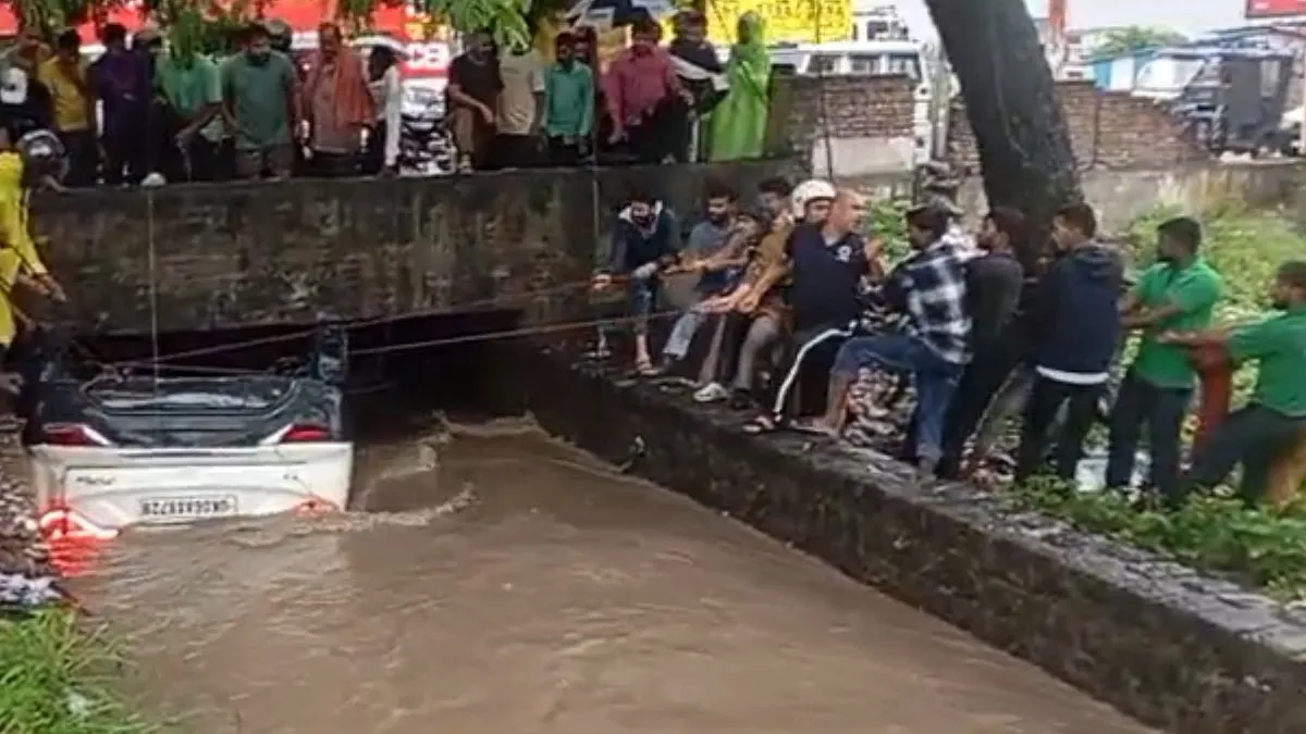 उत्तराखंड: मूसलधार बारिश के बीच बड़ा हादसा, नहर में गिरी 7 लोगों से भरी कार, मासूम बच्चे समेत 4 की मौत Haldwani- India TV Hindi