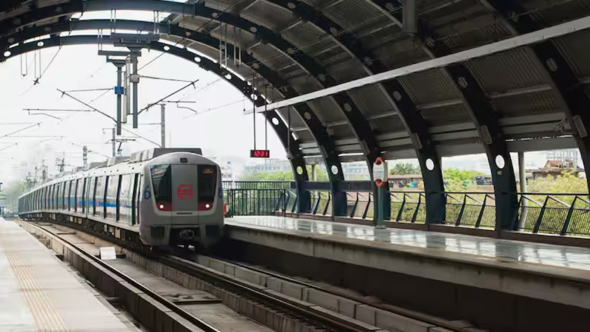 दिल्ली के इस मेट्रो स्टेशन पर लगी आग, फायर ब्रिगेड की 4 गाड़ियां मौके पर,  कई घंटों के बाद पाया गया काबू - India Tv Hindi