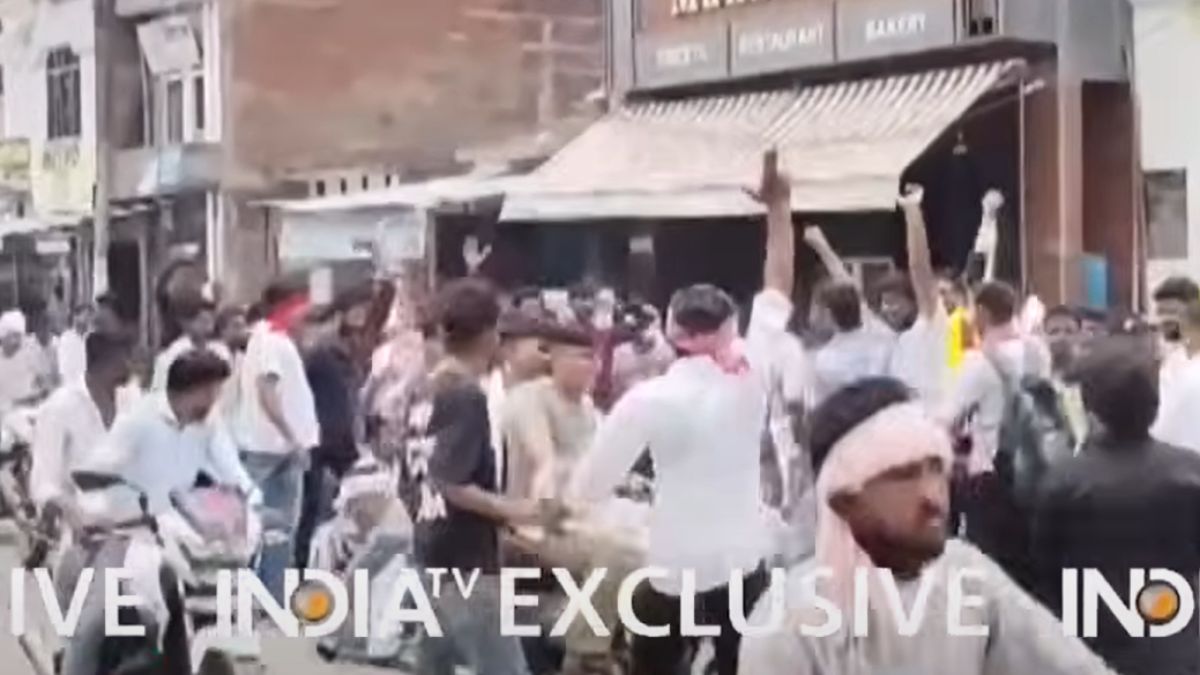 इटावा कथावाचक मामले में भारी बवाल, गाड़ियों पर पथराव के बाद पुलिस ने की हवाई फायरिंग