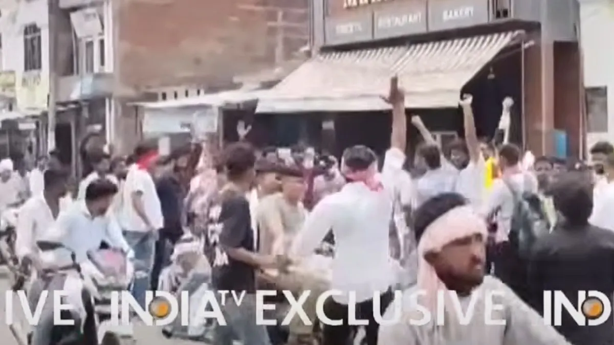 इटावा कथावाचक मामले में भारी बवाल, गाड़ियों पर पथराव के बाद पुलिस ने की हवाई फायरिंग इटावा में कथावाचक...- India TV Hindi