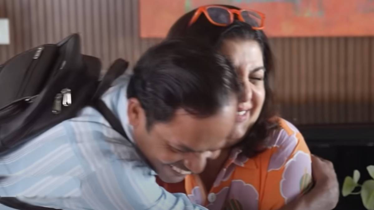 गांव से लौटते ही दिलीप को मिले 3 सरप्राइज, देखते ही कुक ने फराह को दी जादू की झप्पी गांव से लौटते ही दिलीप को मिले 3 सरप्राइज, देखते ही कुक ने फराह को दी जादू की झप्पी