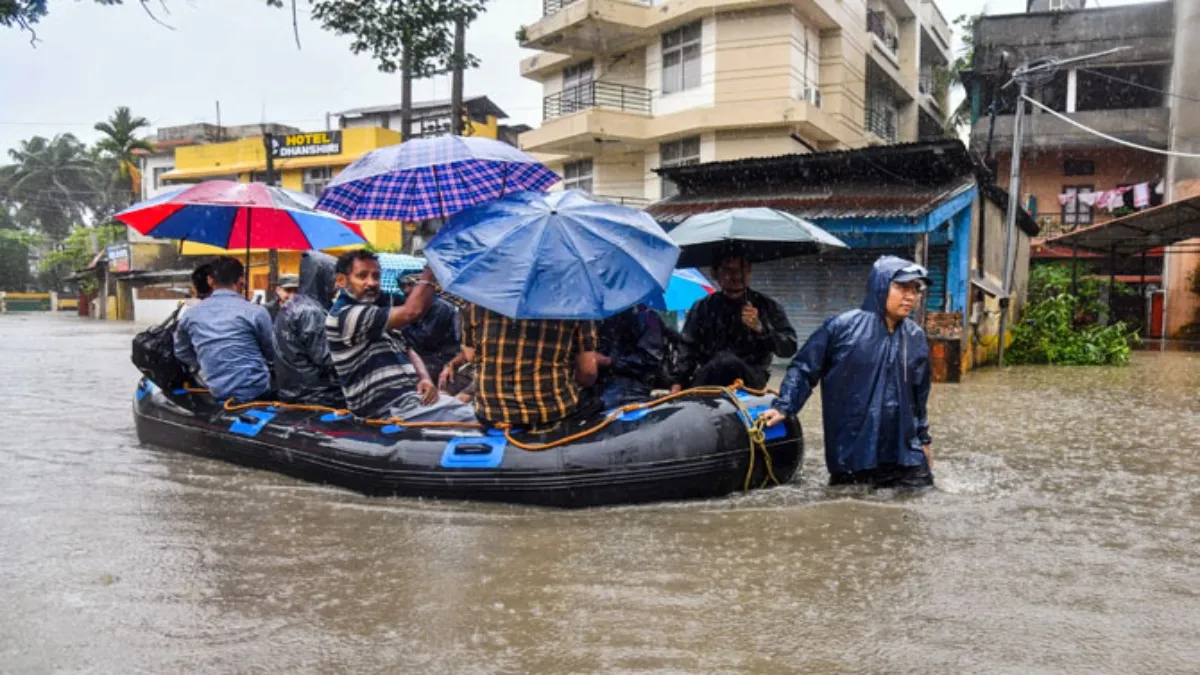 मानसूनी बारिश बनी आफत, पूर्वोत्तर के 6 राज्यों में बाढ़ का कहर, मध्य प्रदेश, बिहार और उत्तराखंड में नदियां उफान पर सड़कों पर चल रही नाव- India TV Hindi