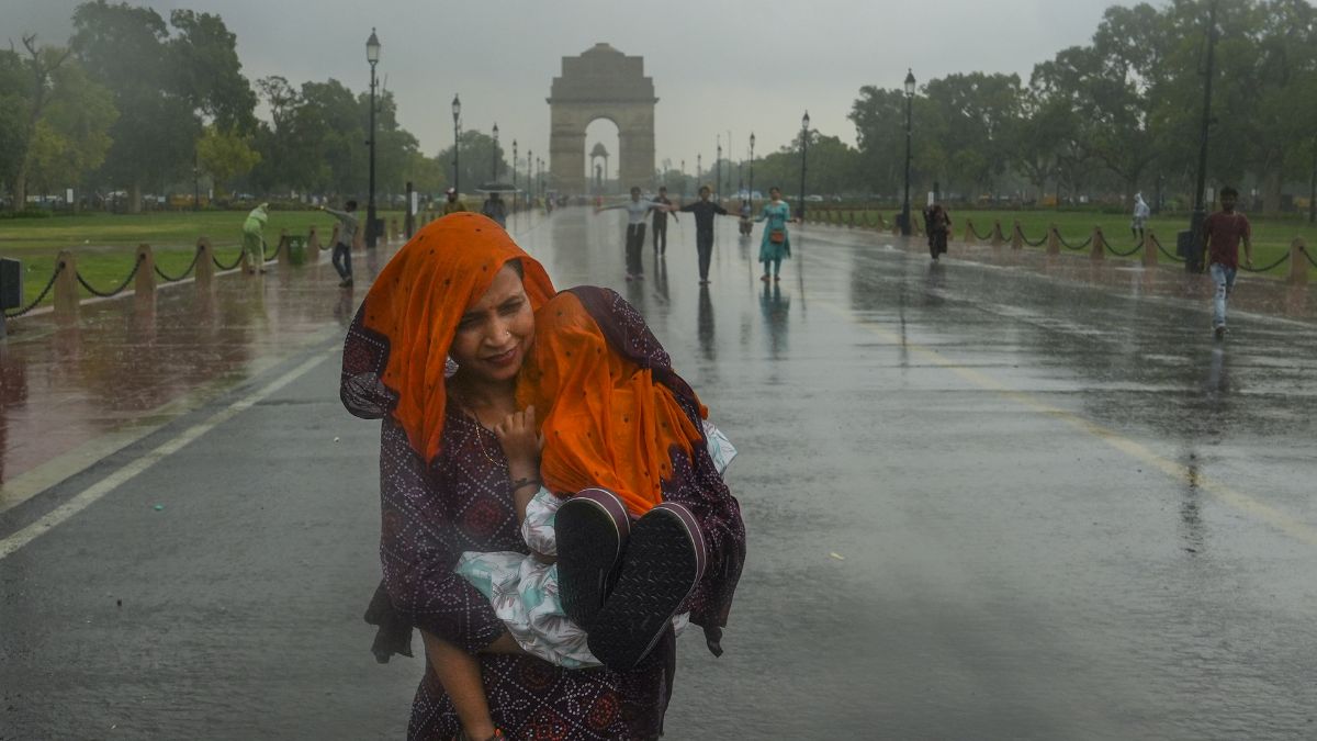 देश के 6 राज्यों में भारी बारिश का रेड अलर्ट, इन इलाकों में भी झमाझम बरसेंगे बादल, जानें दिल्ली में कैसा रहेगा मौसम