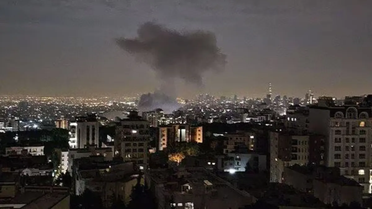 Israel-Iran Conflict: इजरायल ने ईरानी ब्रॉडकास्ट बिल्डिंग को बनाया निशाना, तेहरान पर हमला जारी ईरान और इजरायल की जंग- India TV Hindi