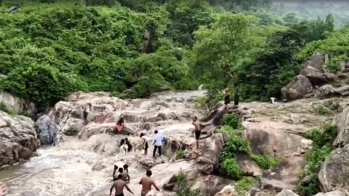गया: लंगूराही पहाड़ी वाटरफॉल पर अचानक आया पानी, फंसे कई सैलानी, सामने आया डरावना वीडियो