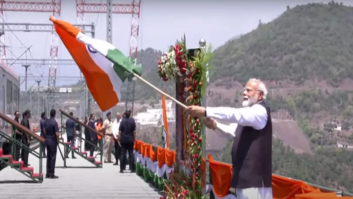 दुनिया के सबसे ऊंचे ब्रिज पर PM मोदी ने लहराया तिरंगा, चिनाब पुल का उद्घाटन कर J-K को दिया बड़ा तोहफा चिनाब पुल पर तिरंगा...- India TV Hindi