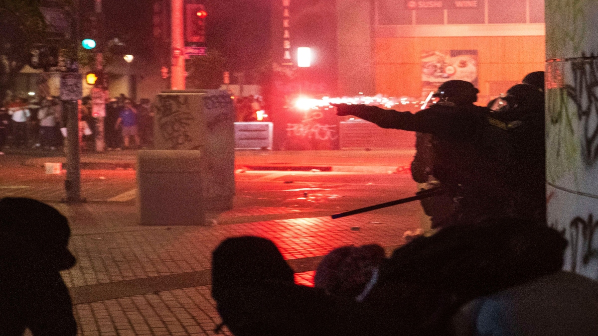Los Angeles Curfew: लॉस एंजिल्स के मेयर ने रात भर शहर में कर्फ्यू क्यों लगा दिया, 10 प्वाइंट्स में जानें