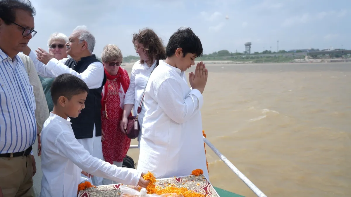"मरने के बाद दफनाना मत...", गंगा में अस्थि विसर्जन करने अमेरिका से पूरा परिवार पहुंचा पटना गंगा में अस्थि विसर्जन- India TV Hindi
