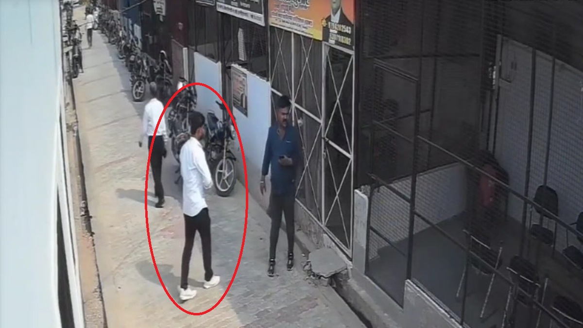 VIDEO: लखनऊ में चैंबर के सामने खड़ा था 25 साल का वकील, लड़खड़ाकर गिरा, चंद सेकंड में थम गई सांसें