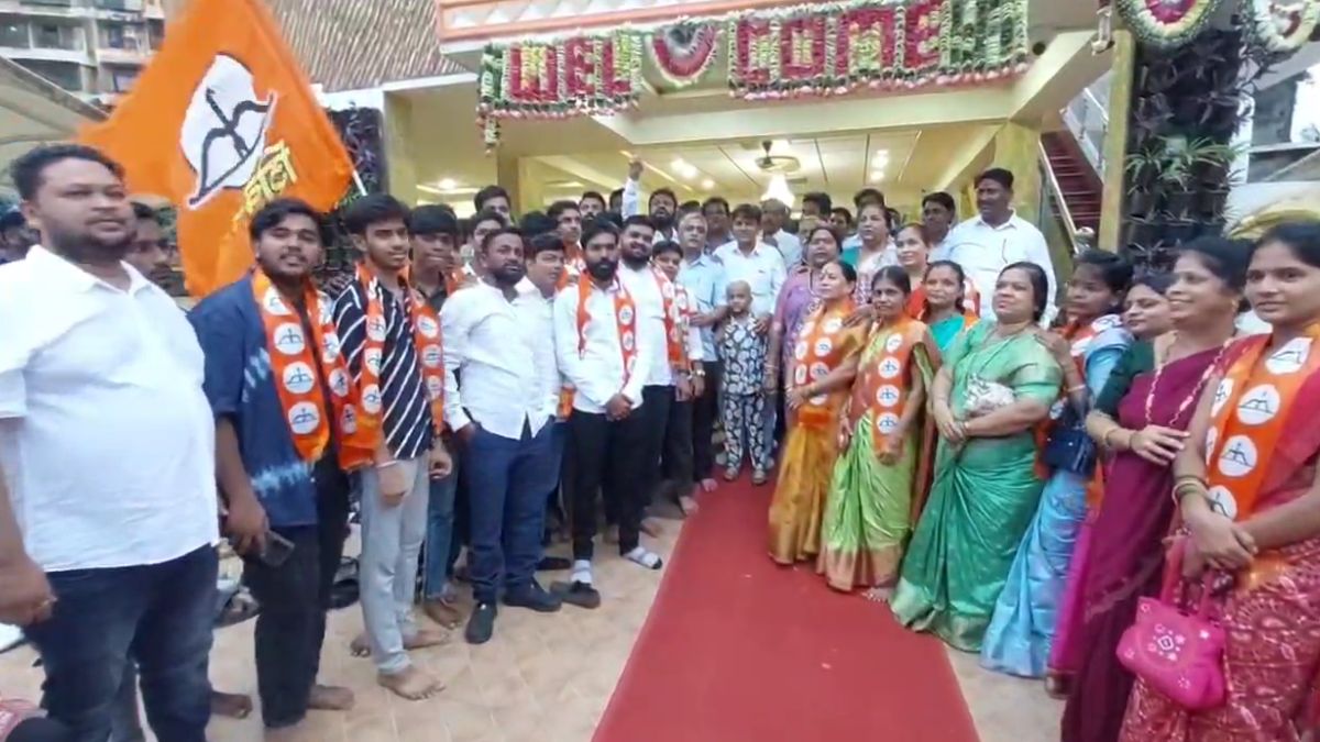 उद्धव ठाकरे को फिर झटका, कल्याण में तमाम पदाधिकारियों-कार्यकर्ताओं ने पार्टी छोड़ी, शिंदे गुट में हुए शामिल