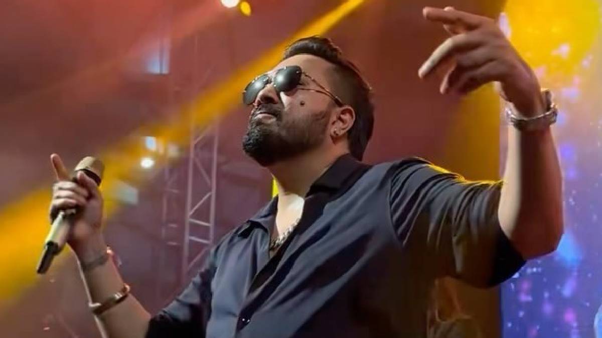 एक्ट्रेस को जबरन किया KISS, रियलिटी शो में ढूंढी दुल्हन, फिर भी सिंगल है सिंगर एक्ट्रेस को जबरन किया KISS, रियलिटी शो में ढूंढी दुल्हन, फिर भी सिंगल है सिंगर