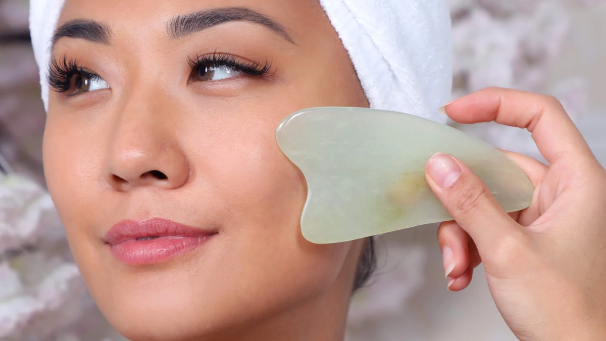 Gua Sha मसाज से स्किन को मिलते हैं कई गजब के फायदे, जानें क्या है इस्तेमाल करने का सही तरीका?