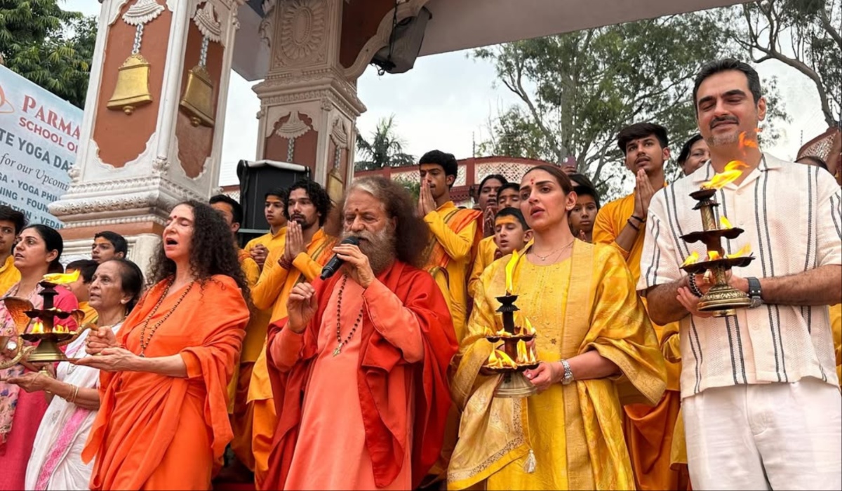 ईशा देओल ने एक्स हस्बैंड संग की गंगा आरती, तलाक के बाद साथ पहुंचे परमार्थ निकेतन, पोस्ट वायरल