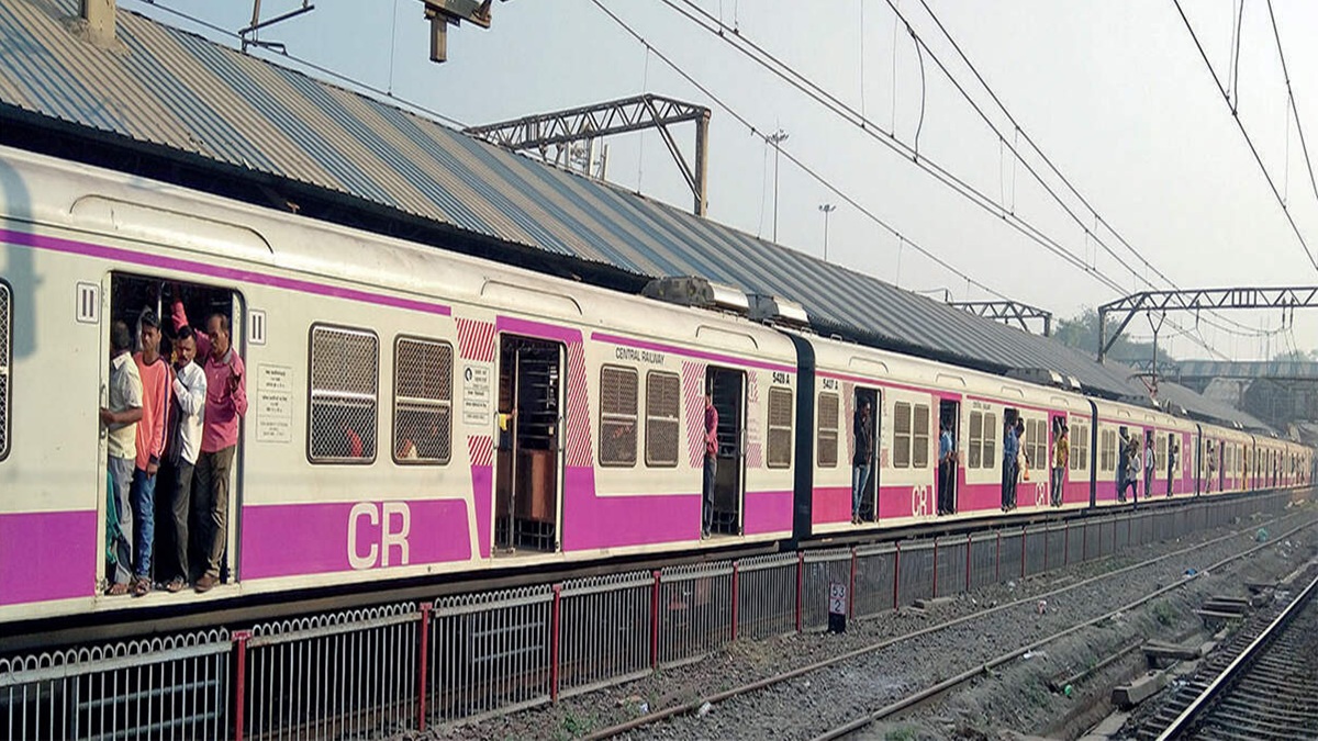 लोकल ट्रेन से उतर रहा था, बाड़ में फंस गई गर्दन, मुंबई सेंट्रल रेलवे स्टेशन पर 27 साल के लड़के की दर्दनाक मौत - India TV Hindi