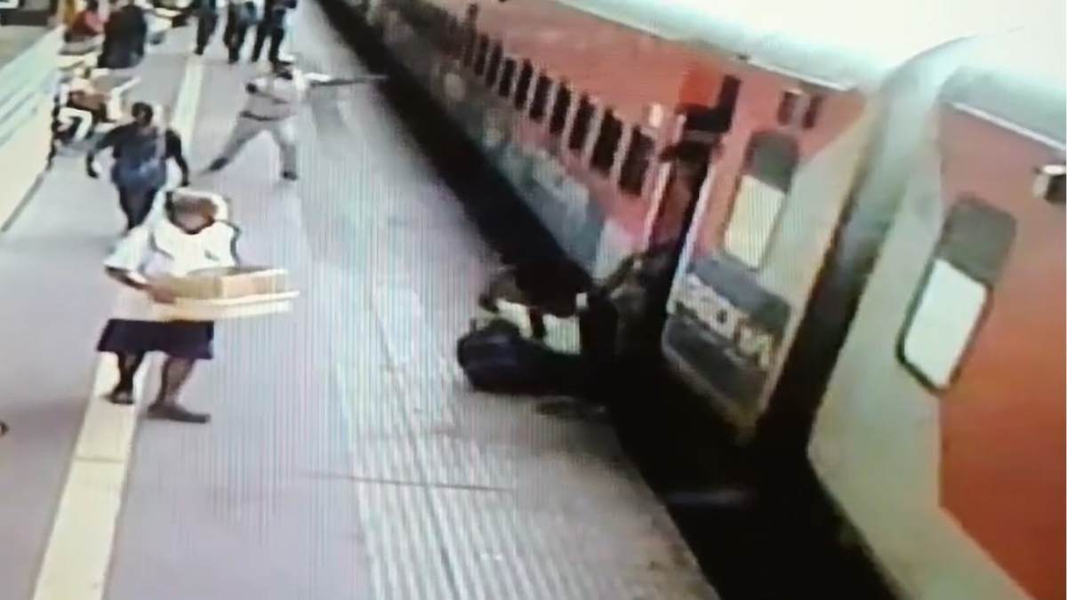 स्टेशन पर RPF कांस्टेबल की बहादुरी, चलती ट्रेन से फिसले यात्री को बचाया, CCTV में कैद हुआ पूरा मंजर