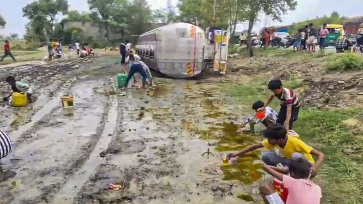 VIDEO: अमेठी में रिफाइंड ऑयल से भरा टैंकर पलटा, बाल्टी-डिब्बा लेकर टूट पड़े लोग, कीचड़ से भी छानकर भरने लगे तेल