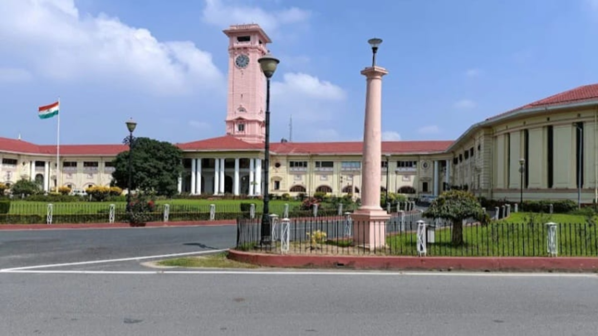 बिहार: पटना एयरपोर्ट पर सेफ लैंडिंग में आड़े आ रही सचिवालय के घंटाघर की ऊंचाई, कम करने के लिए भेजा जाएगा प्रस्ताव