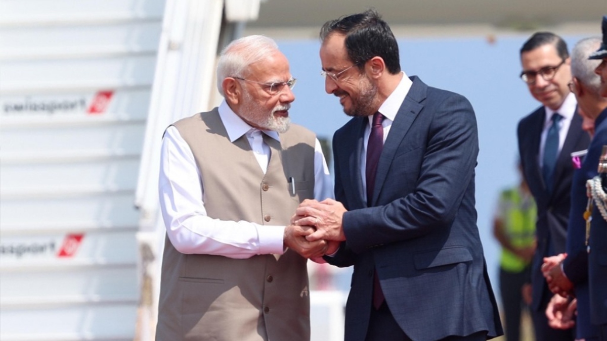 साइप्रस में PM मोदी का जोरदार स्वागत, एयरपोर्ट पर राष्ट्रपति निकोस ने किया रिसीव; देखें तस्वीरें