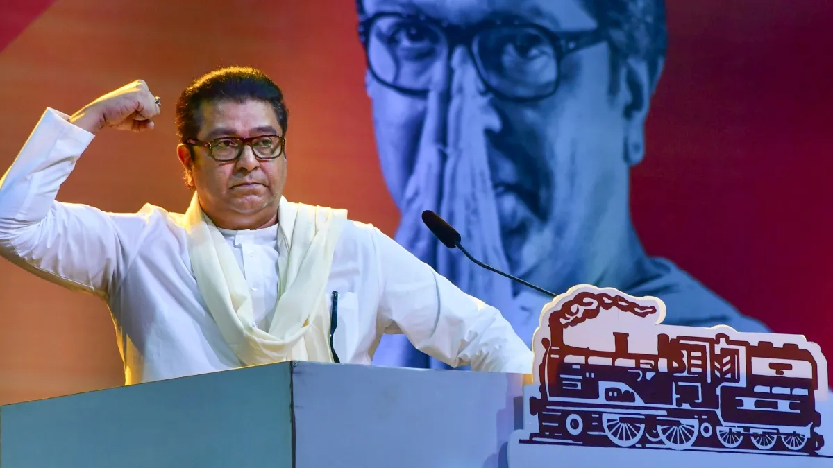 महाराष्ट्र में हिंदी बनाम मराठी की जंग तेज, मनसे का उग्र विरोध, किताबें फाड़ी-जलायीं, सरकार ने क्या कहा? राज ठाकरे ने हिंदी के खिलाफ खोला मोर्चा।- India TV Hindi