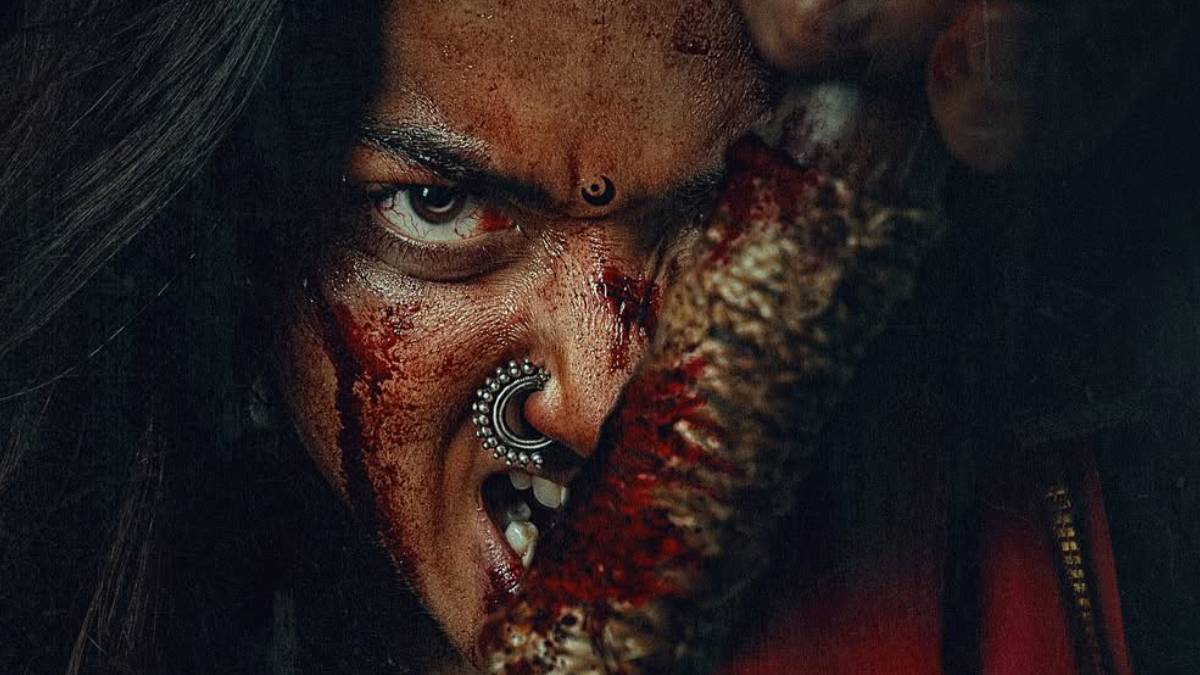खून से सना चेहरा, आंखों में तेज, हाथ में धारदार हथियार, नए लुक में दिखीं रश्मिका खून से सना चेहरा, आंखों में तेज, हाथ में धारदार हथियार, नए लुक में दिखीं रश्मिका