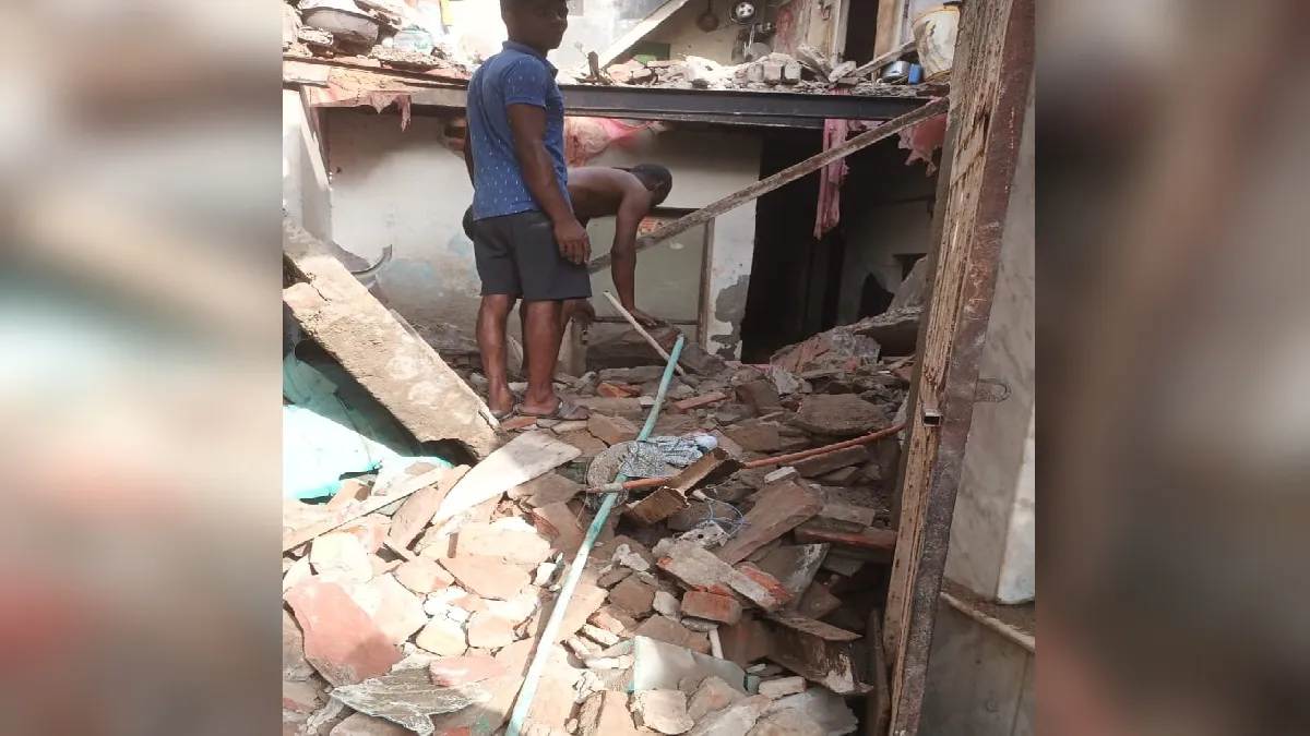 घर की गिरी छत- India TV Hindi