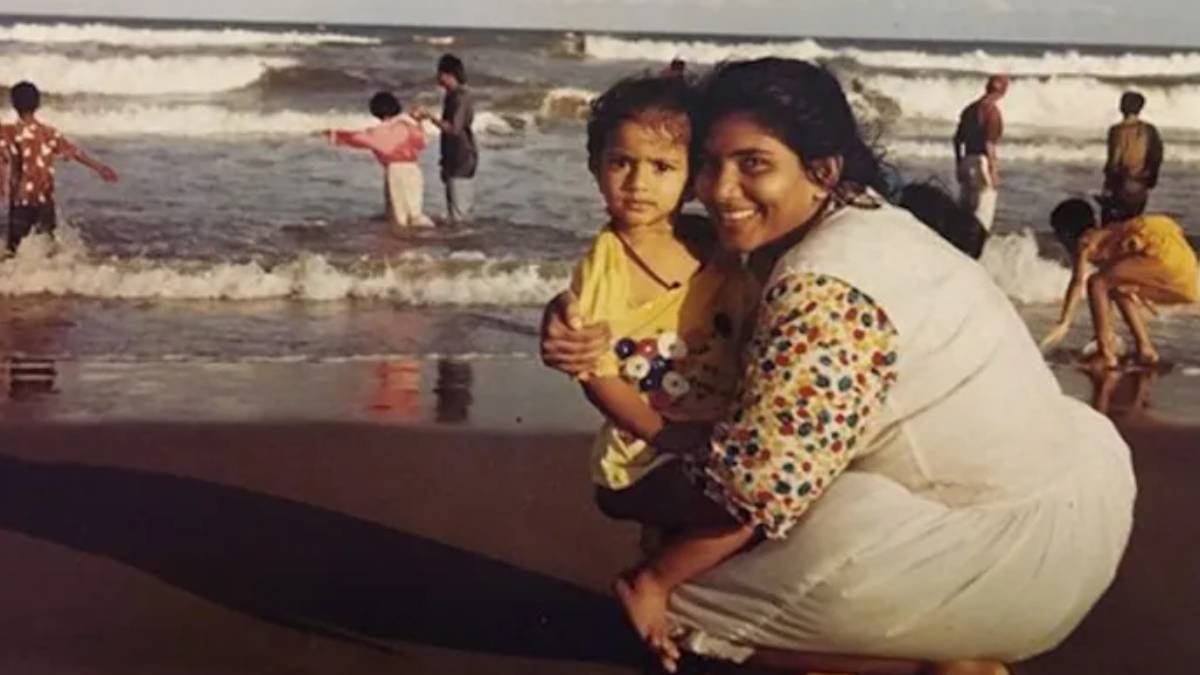 मां की गोद में बैठी ये बच्ची बन गई है बड़ी स्टार, बुर्का पहनकर देखने जाती थी फिल्म