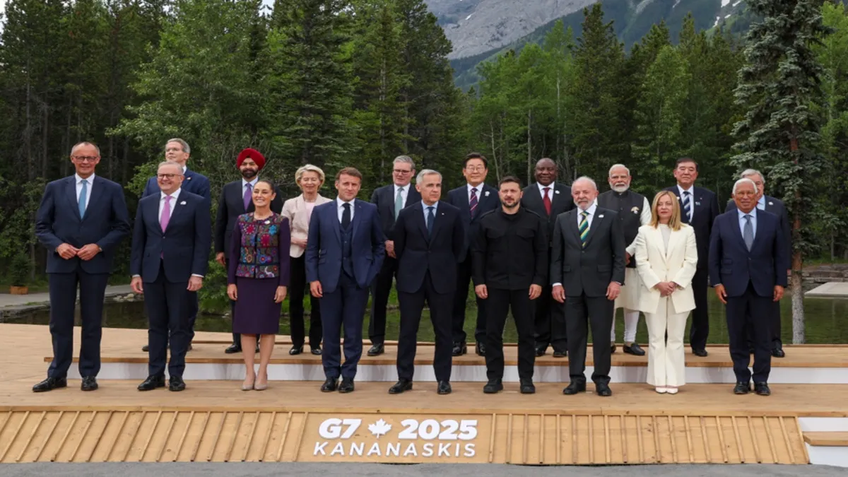 LIVE: G7 समिट में पीएम मोदी ने कनाडा के प्रधानमंत्री मार्क कार्नी के साथ की द्विपक्षीय बैठक, जानें हर अपडेट Prime Minister Narendra Modi joins world leaders for a group photograph during the 51st G7 Summit in- India TV Hindi