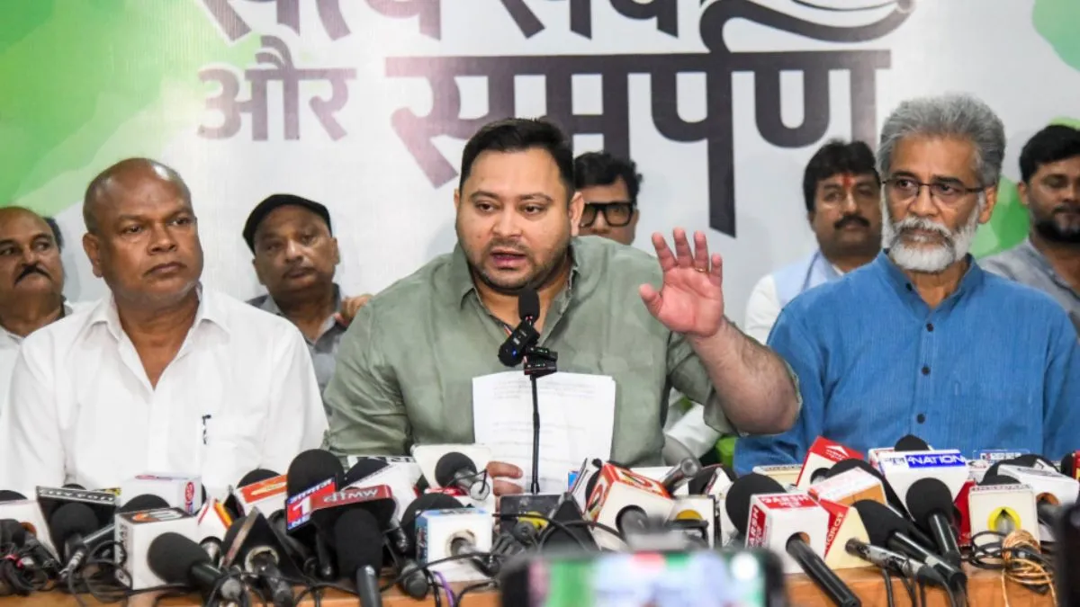 चुनाव आयोग पर तेजस्वी यादव का गंभीर आरोप, कहा- 'गरीबों का वोट छीनने की हो रही कोशिश' Tejashwi Yadav, Election Commission, Bihar voter list controversy- India TV Hindi