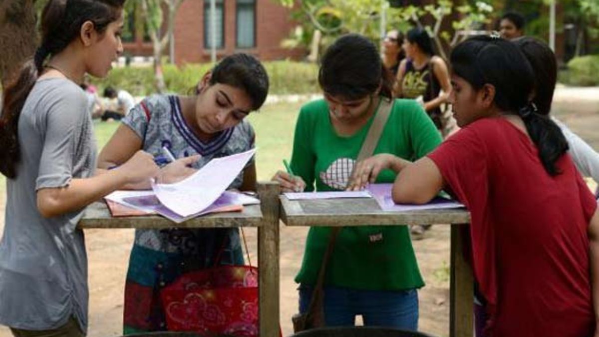 कोचिंग सेंटरों पर क्यों बढ़ रही छात्रों की निर्भरता? केंद्र सरकार ने जांच के लिए बनाई समिति