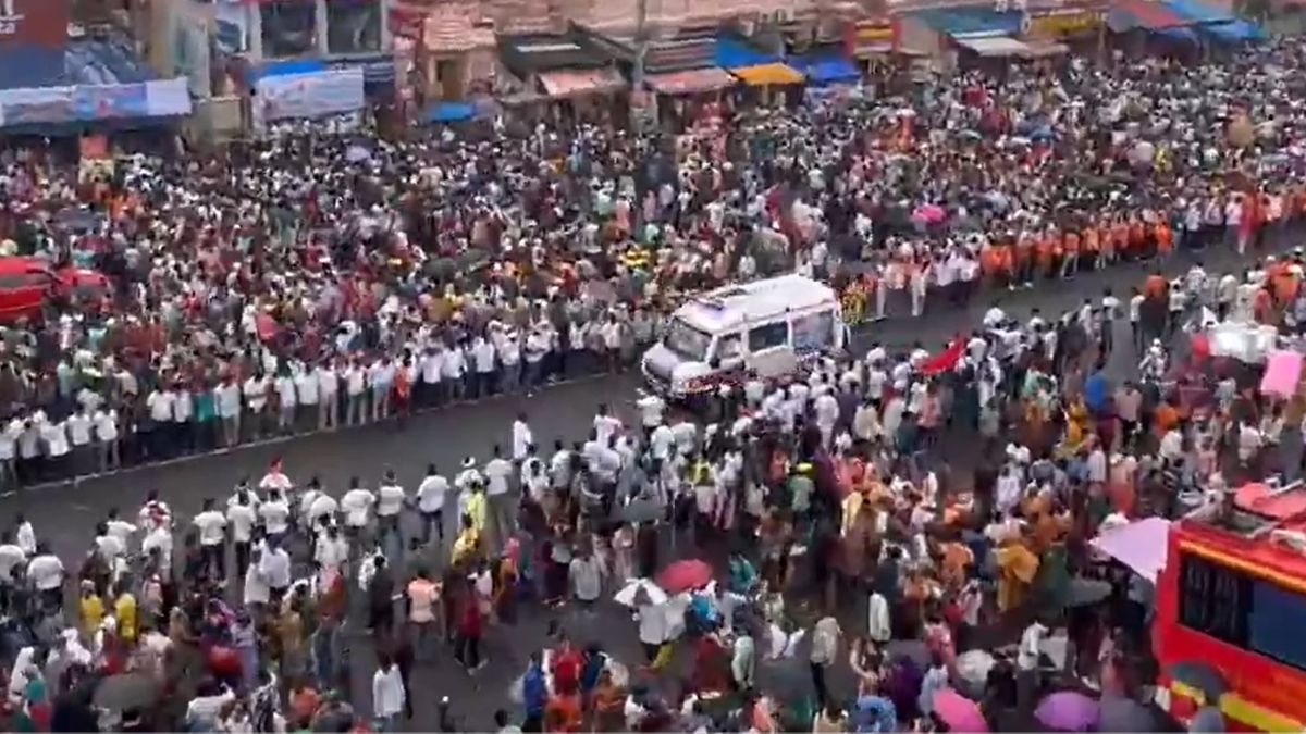 रथयात्रा के बीच में पहुंची एंबुलेंस, 1500 स्वयंसेवकों ने लाखों की भीड़ में बनाया रास्ता; सामने आया VIDEO
