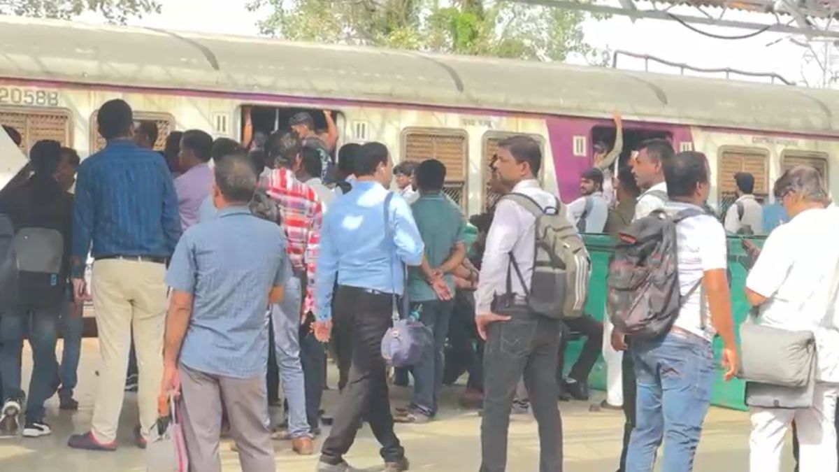 मुंबई लोकल में सफर करने वालों की बढ़ी परेशानी, हार्बर और ट्रांस हार्बर लाइन पर ट्रेन सेवाएं बाधित