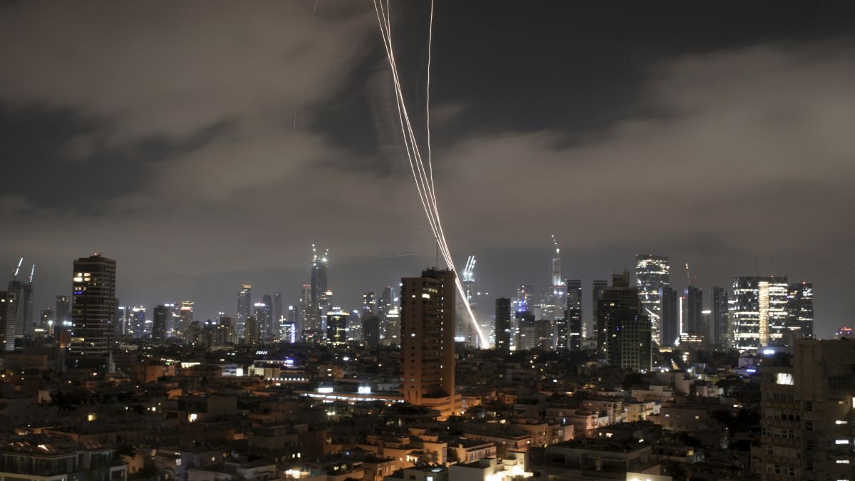 Israel Iran Conflict Live : इजरायल के कई शहरों पर ईरान का हमला, तेल अवीव ने तेहरान के तेल डिपो पर की बमबारी