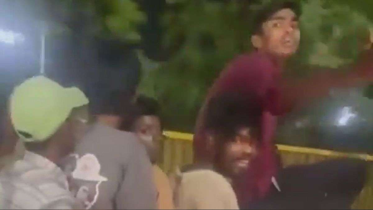 बाइक 1 और सवारी 8, मोटरसाइकिल की शक्तियों का गलत इस्तेमाल करते हुए पकड़े गए युवक, पुलिस ने किया अरेस्ट