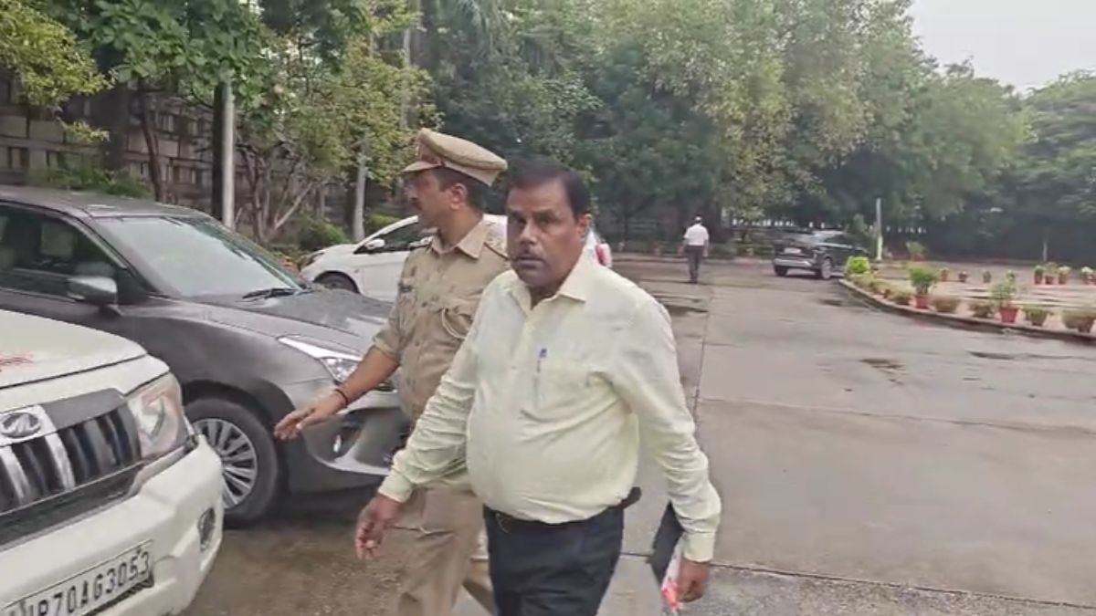 यूपी के मंत्री ने SHO को बुलाकर अपने निजी सचिव को कराया गिरफ्तार, महिला कर्मचारी के साथ की थी अश्लील हरकत