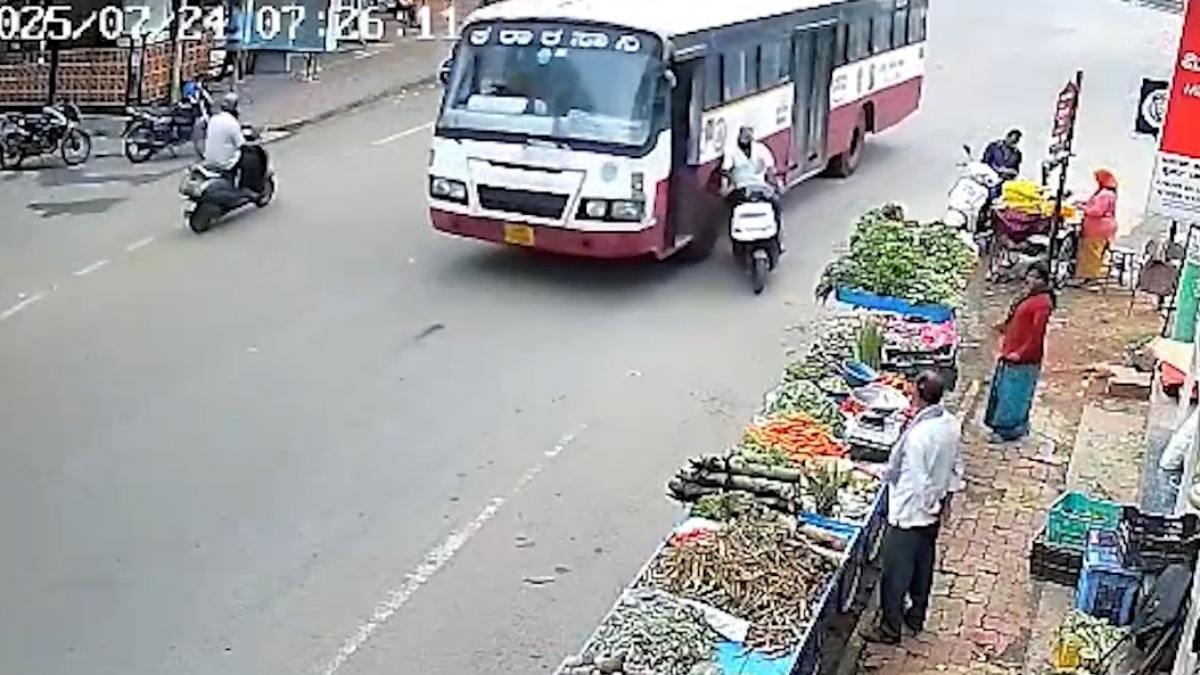 स्कूटर सवार बुजुर्ग के सिर पर चढ़ गई बस, हादसे का खौफनाक CCTV फुटेज आया सामने स्कूटर सवार बुजुर्ग के सिर पर चढ़ गई बस, हादसे का खौफनाक CCTV फुटेज आया सामने