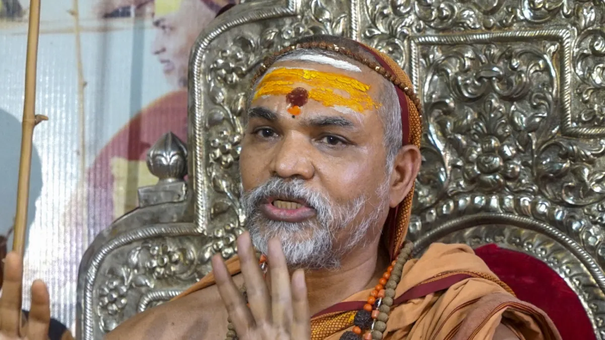 भाषा विवाद के बीच मराठी सीख रहे शंकराचार्य स्वामी अविमुक्तेश्वरानंद, कहा- 'उद्धव मराठी सिखाना नहीं चाहते, बस राजनीति कर रहे' Shankaracharya Swami Avimukteshwarananda- India TV Hindi