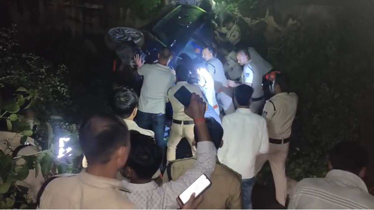 मध्य प्रदेश: ग्वालियर में तेज रफ्तार कार ने कांवड़ियों को कुचला, 4 की मौत, खुद भी खाई में गिरा वाहन