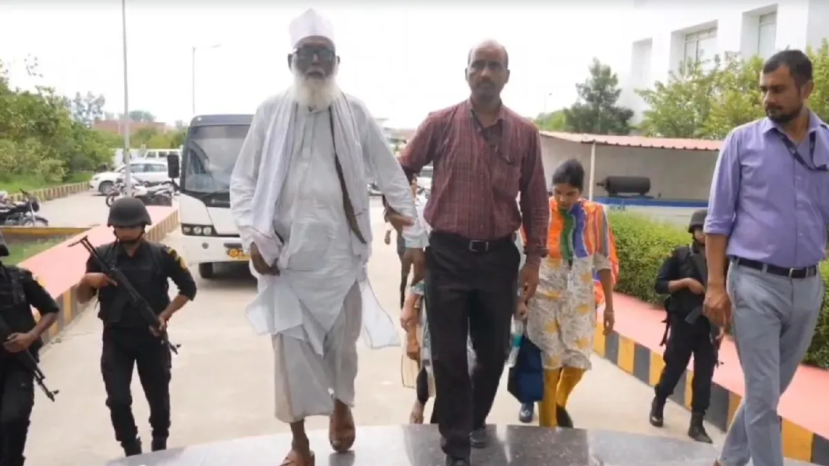 छांगुर के अवैध धर्मांतरण मामले में बड़ा खुलासा, 4 अफसर भी थे मददगार, कुछ भी करने को रहते थे तैयार अवैध धर्मांतरण का मास्टरमाइंड छांगुर- India TV Hindi