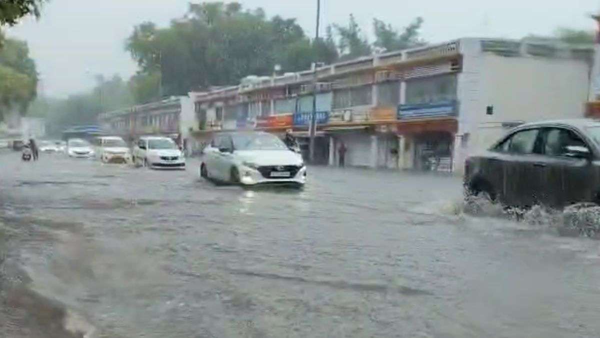 दिल्ली: कनॉट प्लेस में दुकानों के अंदर भरा पानी, सामने आ गया VIDEO, झमाझम बारिश से परेशान हुए व्यापारी